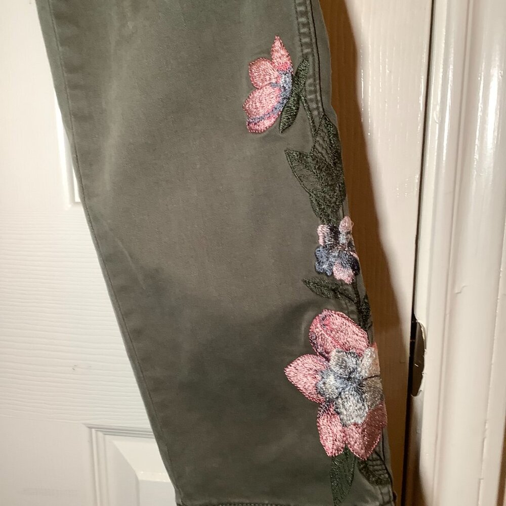 WHITE HOUSE BLACK MARKET WHBM GREEN PRET FLORAL EMBROIDERED Size 6 - Picture 2 of 4